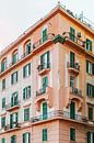 Roze gebouw in Napels, Italië | kleurrijke reisfotografie van Studio Rood thumbnail