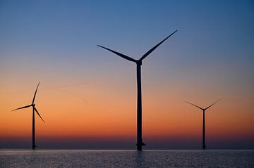 Windturbines in een offshore windpark tijdens zonsondergang