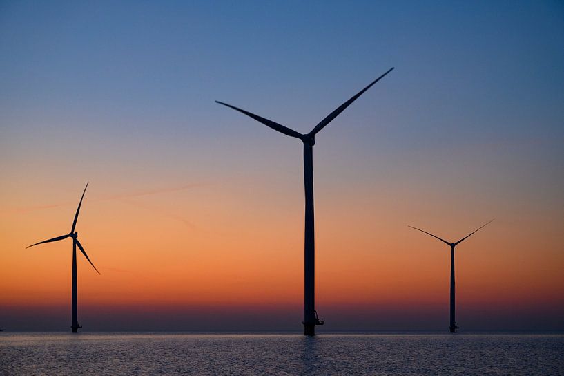 Windturbines in een offshore windpark tijdens zonsondergang van Sjoerd van der Wal Fotografie