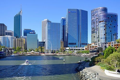 Skyline uitzicht vanaf de Elizabeth Quay Bridge