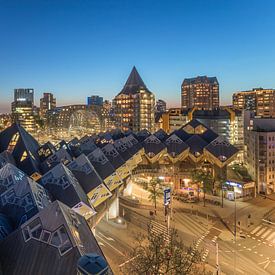 Die Nachtansicht der Würfelhäuser und die Markthalle in Rotterdam von MS Fotografie | Marc van der Stelt