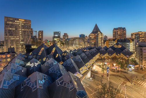 La vue de nuit des maisons cubiques et la salle de marché à Rotterdam sur MS Fotografie | Marc van der Stelt