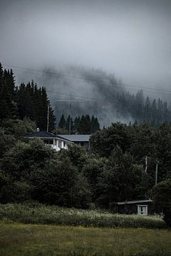 Laaghangende wolken in de bergen in Noorwegen van Koen Lipman