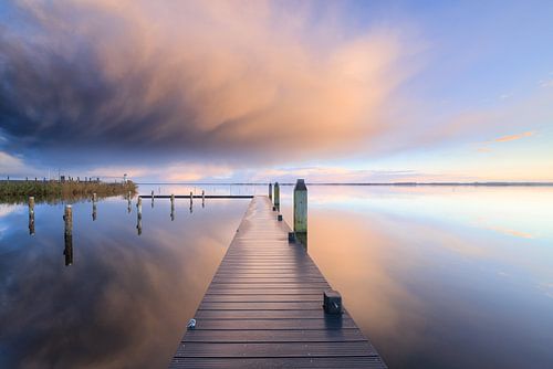 Dramatische wolkenluchten boven het Lauwersmeer tijdens de zonso