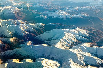 Panorama luchtfoto Zagrosgebergte in Iran met witte bergen van Dieter Walther