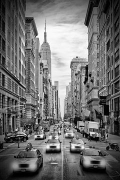 NEW YORK CITY 5th Avenue verkeer | zwart-wit  van Melanie Viola
