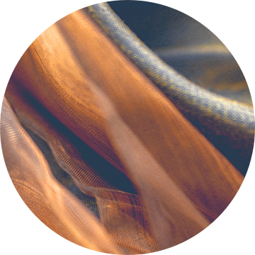 Transparantie in oranje - stofstroom over een donkere achtergrond