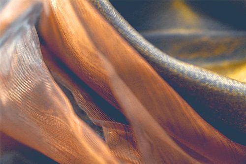 Transparantie in oranje - stofstroom over een donkere achtergrond