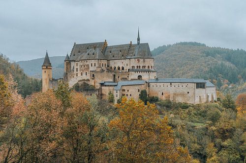 Le château de Vianden entouré de couleurs d'automne sur Erik Lei
