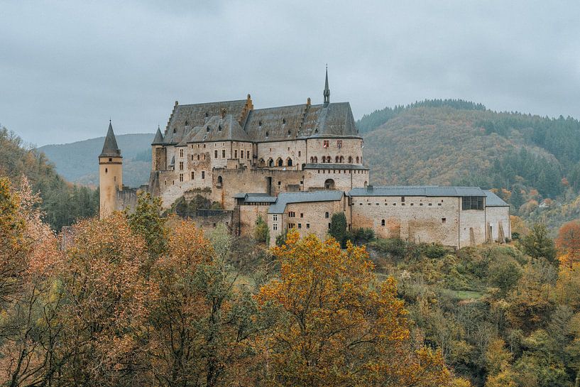 Schloss Vianden inmitten von Herbstfarben von Erik Lei