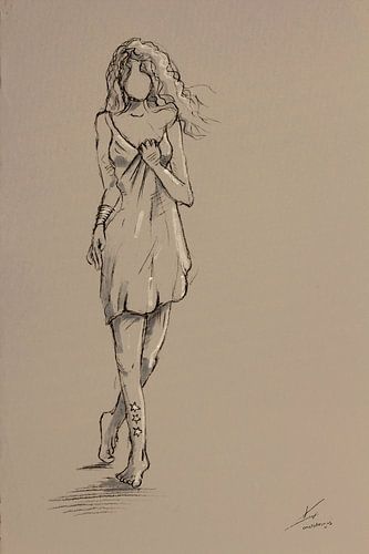 Taupe kleur potlood schets vrouw in nacht japon