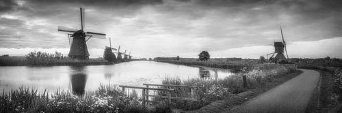 Windmolens in Nederland in zwart-wit .