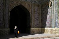 Vrouw met sluier gaat moskee binnen in Teheran, Iran