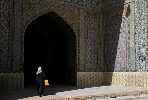 Vrouw met sluier gaat moskee binnen in Teheran, Iran van Lensw0rld