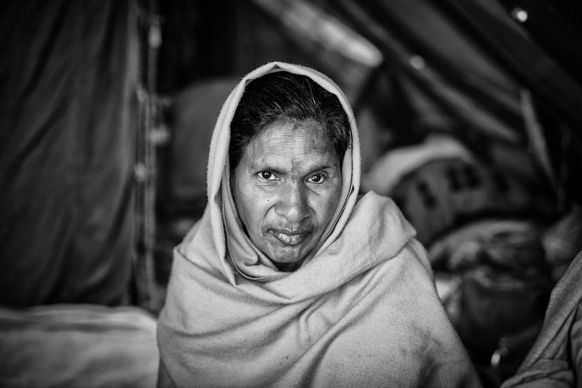 Vrouwlijke sadhoe in het tentenkamp op de Kumbh Mela van haridwar in India. Wout Kok One2expose.nl van Wout Kok
