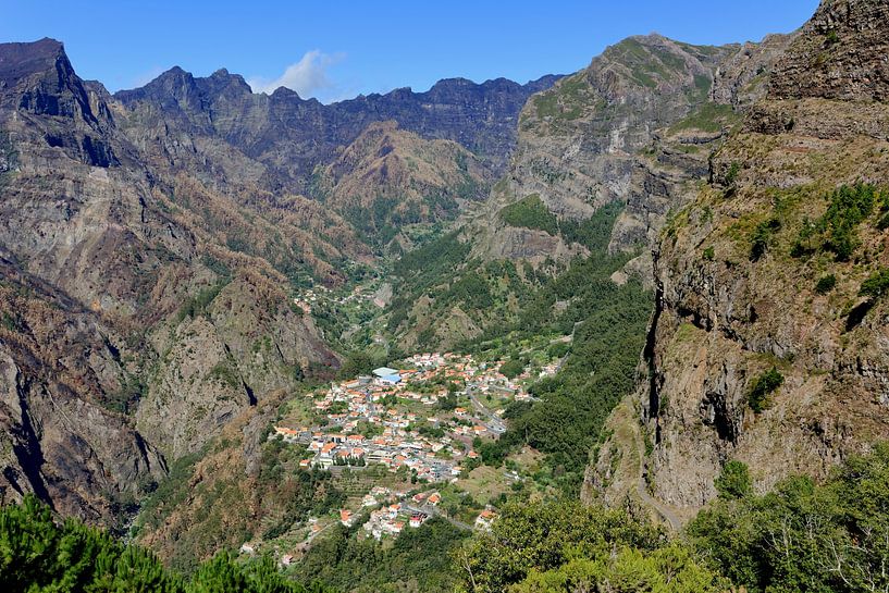 Madeira - Blick auf das abgeschiedene Nonnental von Gisela Scheffbuch
