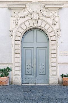 Vieille porte bleue à Rome | Italie | Architecture | Photographie de voyage sur Mirjam Broekhof