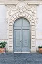 Alte blaue Tür in Rom | Italien | Architektur | Reisefotografie von Mirjam Broekhof Miniaturansicht