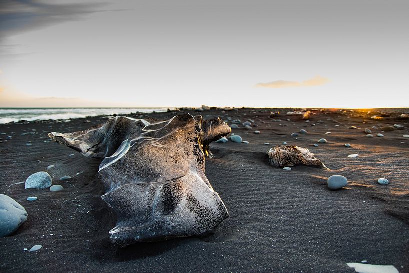IJsblokken op het Jökulsárlón-strand, IJsland van Marie-Christine Alsemgeest-Zuiderent