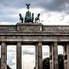 Brandenburger tor met donkere wolken van Eric van Nieuwland