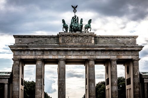 Brandenburger tor met donkere wolken