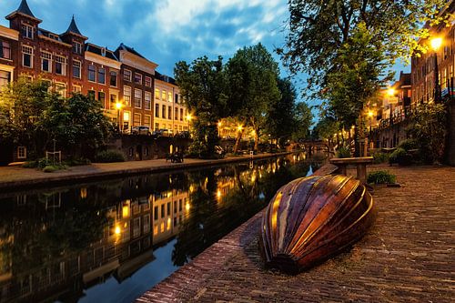 Bateau au chantier de l'Oudegracht à Utrecht le soir (couleur)