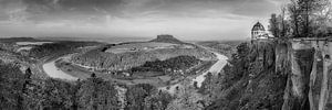 Panorama der Elbschleife in Sachsen in schwarzweiss .