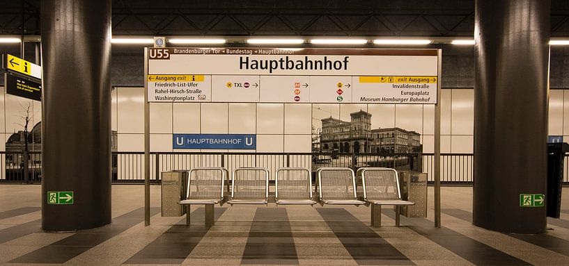 Berlijn - station de metro Hauptbahnhof par Maarten de Waard