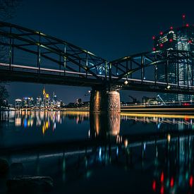 Frankfurt bij nacht aan de Main van Jens Sessler