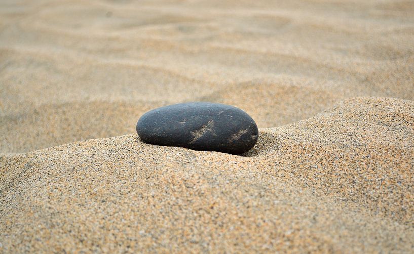 Stein im Sand II von Mathias Kuhn