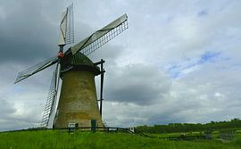 Oude molen in een natuur landschap met oer Hollands weer van Esther Rook