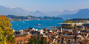 Luzern en het Vierwoudstedenmeer in Zwitserland van Werner Dieterich