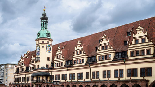 Het oude stadhuis van Leipzig onder een dramatische wolkenhemel