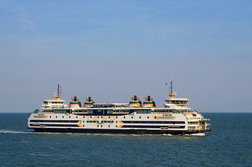 Ferry entre Den Helder et Texel naviguant en pleine mer