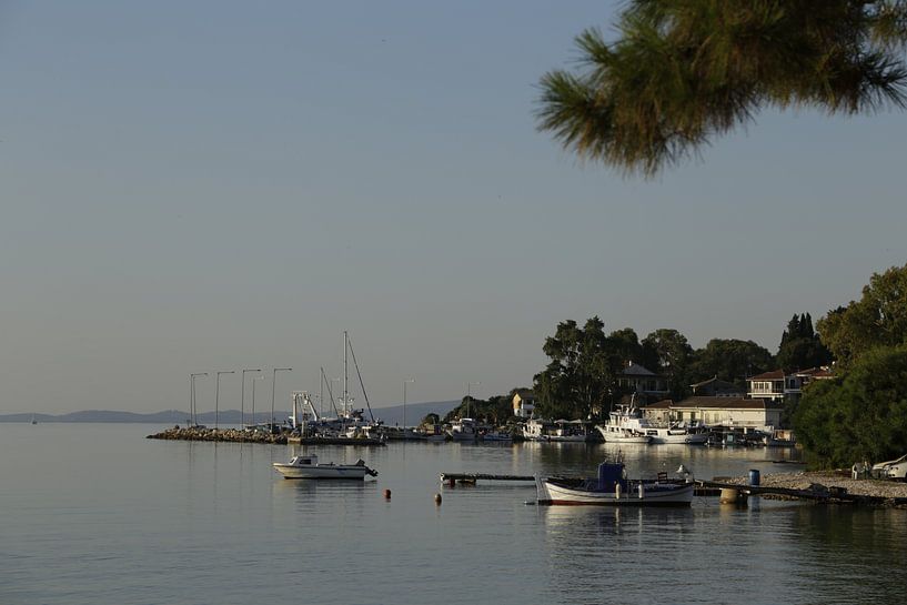 Fischerhafen von Lygia auf Lefkada, Griechenland von Cora Unk