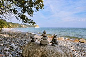 Steintürme mit Blick zum Kap Arkona, am Strand von Vitt auf Rügen