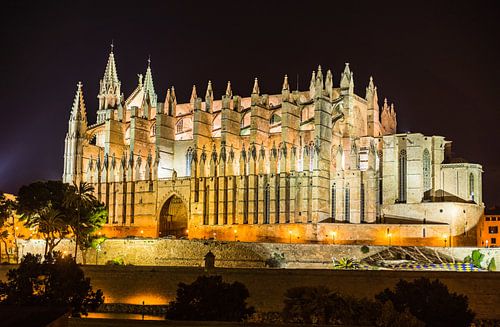 Verlichte kathedraal van Palma de Mallorca, Spanje Balearen
