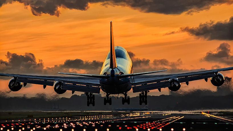 Atterrissage d'un avion au coucher du soleil par Bas van der Spek