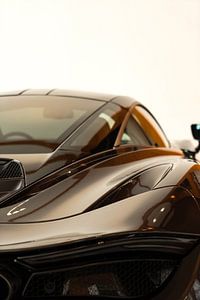 Détail de l'arrière de la McLaren 720s en couleur Bourbon sur Leoniek van der Vliet