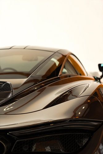 Detail van de achterkant van de McLaren 720s in Bourbon kleur