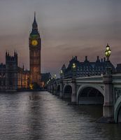 Big Ben tijdens zonsondergang met brug