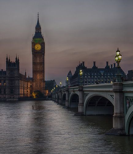 Big Ben tijdens zonsondergang met brug