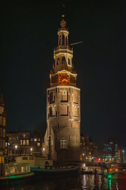 Der Montelbaan-Turm bei Nacht in Amsterdam