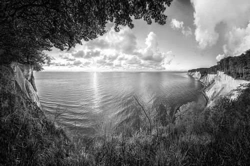 Krijtrotsen bij zonsopgang op het eiland Rügen in zwart-wit