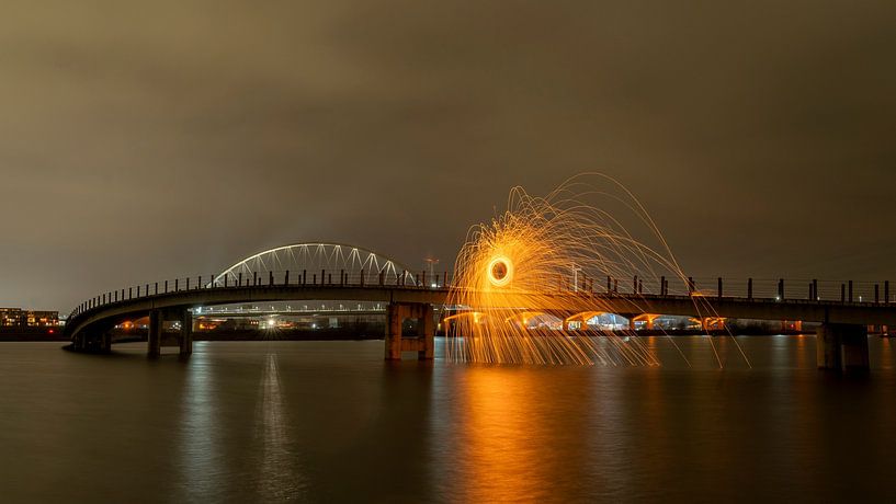 Wenden von Stahlwolle in der Zaligebrug (Nijmegen) mit der Kreuzung im Hintergrund von Johannes Jongsma