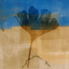 Abstrakte botanische Kunst im Retro-Stil in Blau und natürlichem Gelb. Ginkgo-Blatt von Dina Dankers
