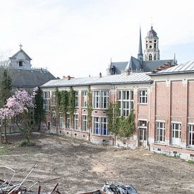 Oude school in belgie van ART OF DECAY