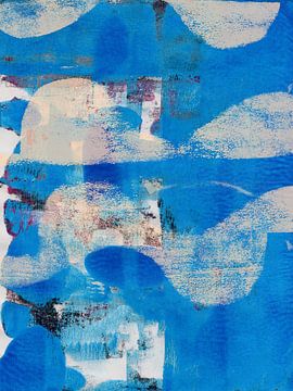 Abstract schilderij met witte vormen op blauw.