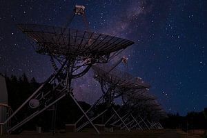 Radioteleskope mit der Milchstraße von PixelPower