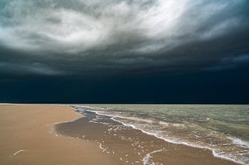 Zonsopgang op het strand van Texel met een naderende stormwolk